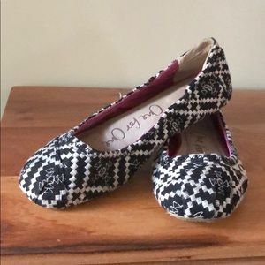 Toms One for one flats black and white size 7